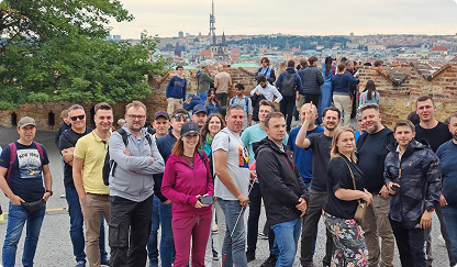 Zdjęcie zespołowe na tle miasta